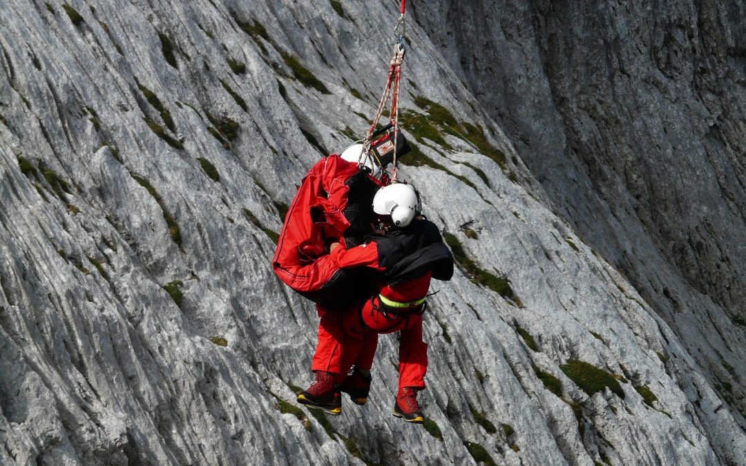 Dinas Damkar Barito Utara Bersihkan Material Longsor di Kebun Warga