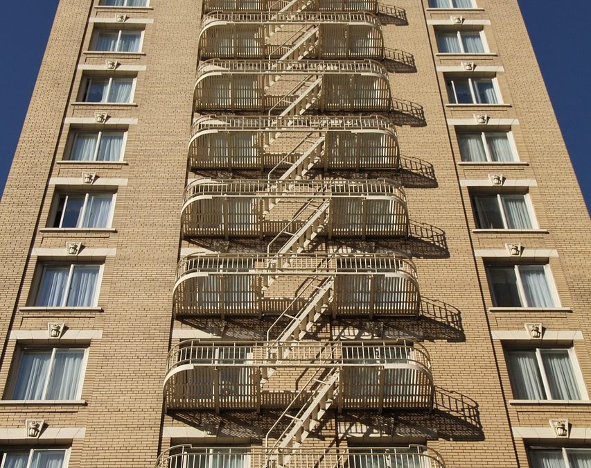 Dinas Damkar Barito Utara Bantu Tabrakan Kendaraan di Lapangan